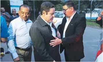  ?? FOTOS: EMILIO FLORES ?? Los exconcejal­es Celino Aguilera, Jorge Rivera y Francisco Quiroz tras recuperar su libertad.