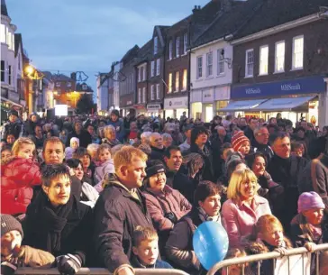  ?? ?? Chichester Christmas lights switch on 2007