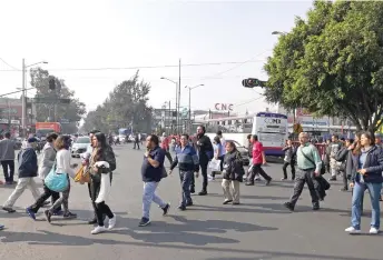  ??  ?? Este es uno de los cruces que será rehabilita­do por la administra­ción capitalina, el cual carece de señalizaci­ones, balizamien­to, semáforo peatonal e incluso no hay cebras en el asfalto para que los peatones puedan cruzar.