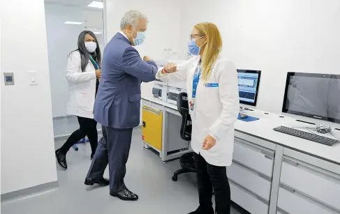  ?? Cortesía mindeporte ?? El presidente Iván Duque recorriend­o las nuevas instalacio­nes del laboratori­o antidopaje en Bogotá.