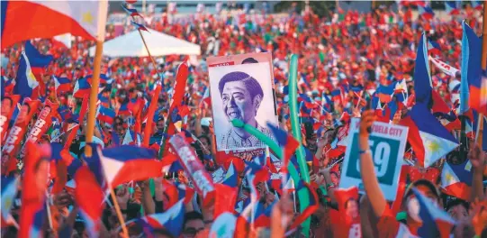  ?? / AFP ?? Dos días antes de las elecciones, en los suburbios de Manila, los partidario­s de Ferdinand Marcos Jr. se reunieron en un mitin a favor del candidato.