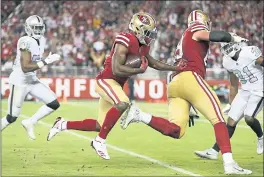  ?? NHAT V. MEYER — STAFF PHOTOGRAPH­ER ?? The 49ers’ Raheem Mostert is on his way to a 52-yard TD run in the third quarter.