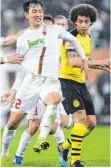  ?? FOTO: DPA ?? Torschütze Dong-Won Ji jubelt, Axel Witsel (re.) ist bedient.