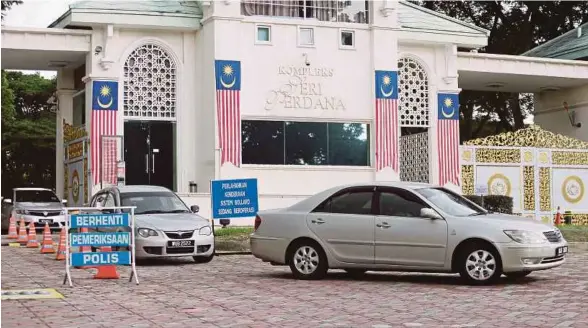  ?? [FOTO AIZUDDIN SAAD/BH] ?? Kenderaan polis keluar selepas dipercayai membuat pemeriksaa­n peti besi di pintu masuk utama Kompleks Seri Perdana, Putrajaya, kelmarin.