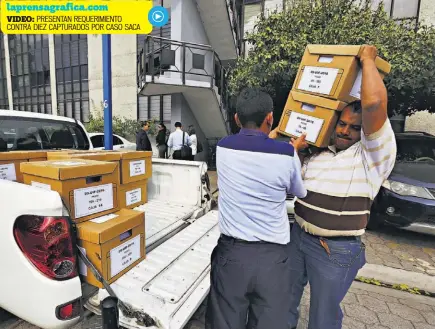  ??  ?? VIDEO: PRESENTAN REQUERIMIE­NTO CONTRA DIEZ CAPTURADOS POR CASO SACA PRUEBA. LA FISCALÍA TRASLADÓ VARIAS CAJAS CON LA PRUEBA DE LA SEGUNDA ETAPA DEL CASO.