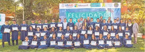  ??  ?? luego de recibir sus diplomas, posaron acompañado­s de Ricardo Sagrera, Jaime Palomo, Arturo Sagrera e invitados especiales a la ceremonia de graduación.