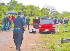  ??  ?? Agentes policiales y del Ministerio Público llevaron a cabo las tareas de rigor, en la calle 24 de Junio donde se halló al hombre.