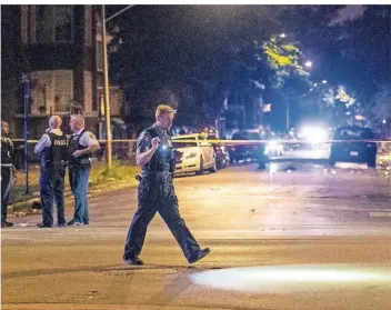  ?? FOTO: DPA ?? Polizisten untersuche­n Anfang August in Chicago eine Straße, an der mehrere Menschen erschossen wurden.