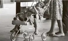 ?? Foto: Heinz-Jürgen Göttert, dpa ?? Kinderbetr­euung im Jahr 1963: Die Mütter von damals werden jetzt pro Kind mit rund 80 Euro im Monat zusätzlich für ihre Arbeit belohnt.