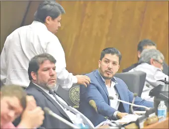  ??  ?? El diputado liberal Carlos Portillo (der.) propone crear otra comisión más de las 31 que existen. En el órgano que preside existen 16 funcionari­os para cuatro proyectos de ley.