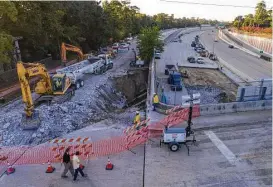  ?? Mark Mulligan / Houston Chronicle ?? Work continues on a sinkhole that developed along the southbound lanes of the the West Sam Houston Tollway at Boheme Drive on Thursday.