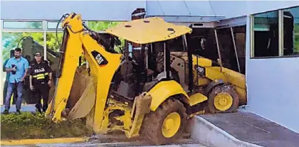  ?? CORTESÍA. ?? Así quedó la excavadora que le arreó con todo al edificio.