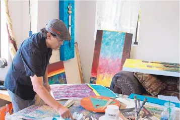  ?? COURTESY OF THE INDIAN PUEBLO CULTURAL CENTER ?? Artist Felix Vigil working in his home studio.