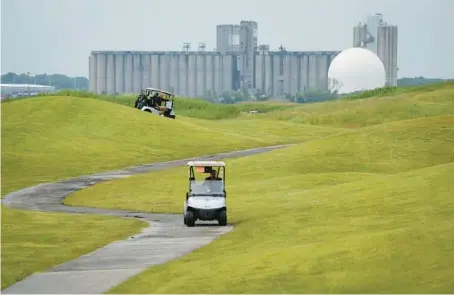  ?? E. JASON WAMBSGANS/CHICAGO TRIBUNE ?? Golfers ride in carts at Harborside Internatio­nal Golf Center on June 14.