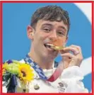  ??  ?? Tom Daley muerde la medalla de oro.