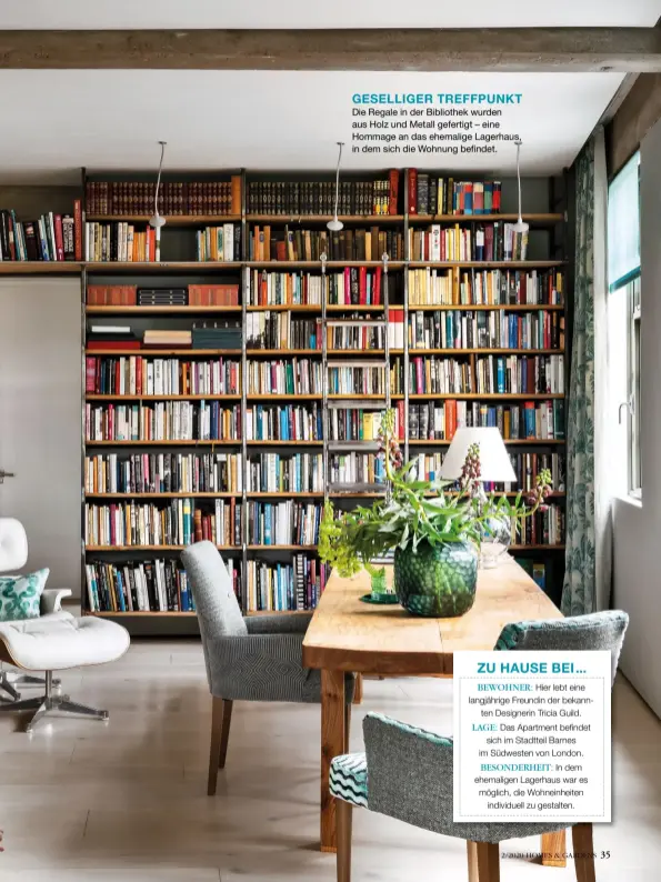  ??  ?? GESELLIGER TREFFPUNKT
Die Regale in der Bibliothek wurden aus Holz und Metall gefertigt – eine Hommage an das ehemalige Lagerhaus, in dem sich die Wohnung befindet.