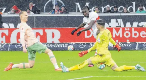  ?? FOTO: HANSJÜRGEN BRITSCH/IMAGO ?? Bitter: VfB-Angreifer Serhou Guirassy (Mi.) ließ erst eine gute Chance liegen und musste dann verletzt vom Platz.