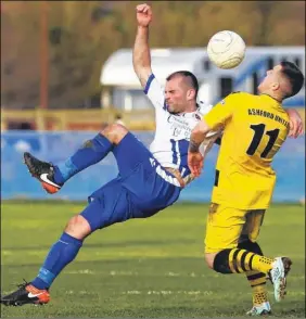  ?? Pictures: Andy Jones FM4704179, left; FM4704172 ?? Left, Bears’ Ollie Wells plays the ball forward and, above, Andy Foster in the thick of the action, against Ashford