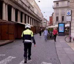  ?? ?? In pieno centro Il luogo dove è avvenuta l’aggression­e a un ragazzo in monopattin­o: la baby gang voleva rubargliel­o