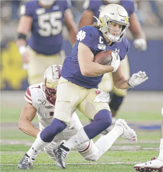  ?? JOE ROBBINS/GETTY IMAGES ?? Notre Dame punt returner Chris Finke, a former walk-on and current team captain, has helped Keys get acclimated to the college lifestyle.