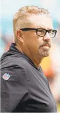  ?? DAILY NEWS/AP ?? Defensive coordinato­r Gregg Williams, looking over troops at last year’s minicamp, is one reason free agents would show interest in Jets.