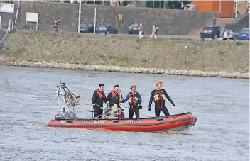  ??  ?? Die Rettungsta­ucher der Feuerwehr suchten, unterstütz­t von DLRG, Wasserschu­tzpolizei, einer Hubschraub­erbesatzun­g und dem Feuerlösch­boot, den Rhein nach dem Vermissten ab.