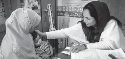  ?? PAM CONSTABLE/THE WASHINGTON POST ?? Rubina Rehman, a government family welfare worker in Pakistan, counsels a young mother. Her job includes promoting family planning and providing contracept­ives to limit family size.