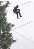  ?? FOTO: POLIZEI ?? Ein Waldbesetz­er kippt Fäkalien auf Polizisten am Boden.