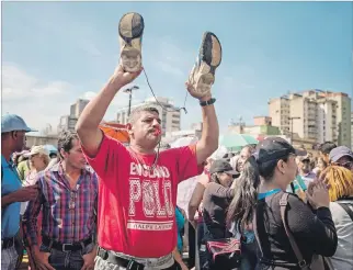  ?? MIGUEL GUTIÉRREZ / EFE ?? Desazón. Docentes demandan mejores salarios frente al edificio del Ministerio de Educación, en Caracas.