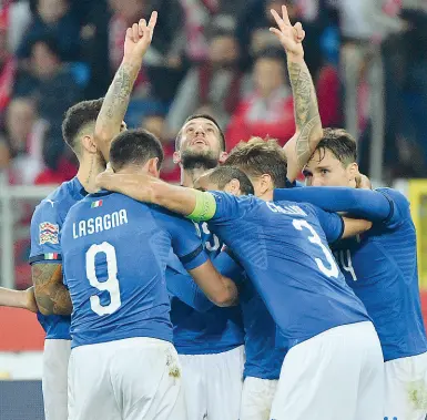  ??  ?? Cristiano Biraghi esulta dopo il gol contro la Polonia e mostra «il 13» al cielo dedicando la rete ad Astori