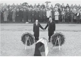  ?? Foto: Marcel Mochet/afp ?? Historisch­e Szene auf dem Schlachtfe­ld von Verdun: Helmut Kohl und François Mitterrand reichen sich 1984 auf einer Gedenkfeie­r spontan die Hände.