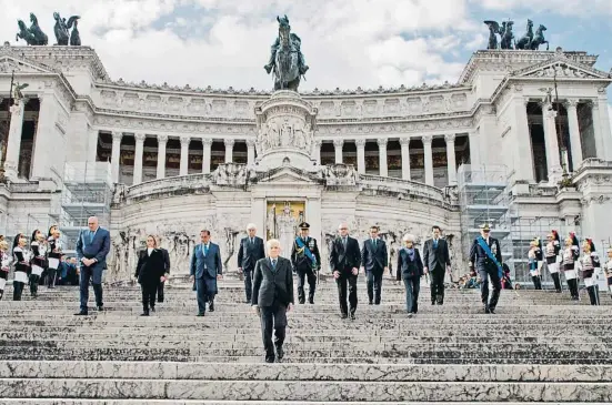  ?? Reu urswa P ESS OFFICE / AFP ?? El presidente italiano, Mattarella (centro), y la premier Meloni (izquierda), ayer en el Altar de la Patria