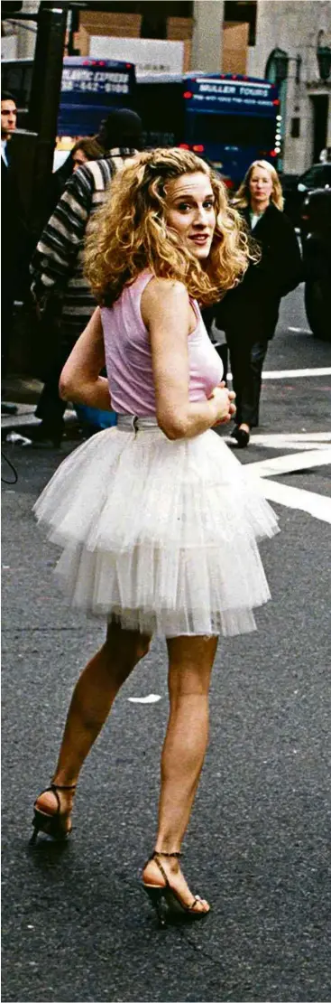  ?? Divulgação ?? Sarah Jessica Parker como Carrie em 1998, na gravação da abertura do seriado