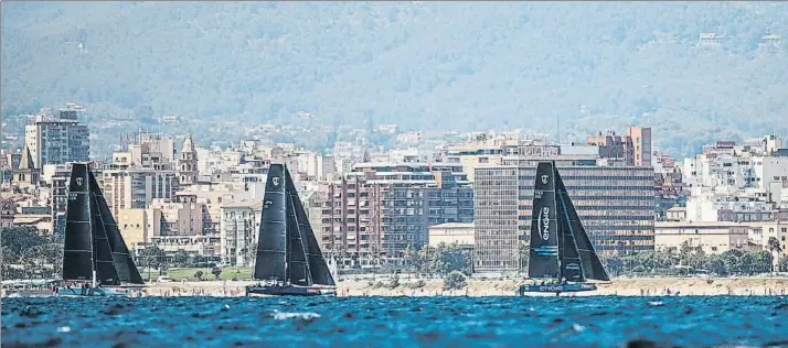  ?? FOTO: TOMÁS MOYA ?? Espectacul­ar estampa de los GC32 volando en la bahía de Palma en la edición de 2016. La 36ª Copa del Rey Mapfre de vela arrancará mañana