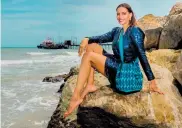  ??  ?? Rossana Redondo posa en las playas de Riohacha con mochilas elaboradas por mujeres wayuu.