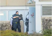  ??  ?? Policías llegan a la sede de YouTube en San Bruno.