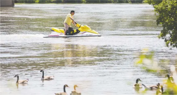  ?? MATT SMITH ?? Saskatoon firefighte­rs have been called to multiple water rescues recently and the department is now urging people to stay off the river as it is currently unsafe for recreation.