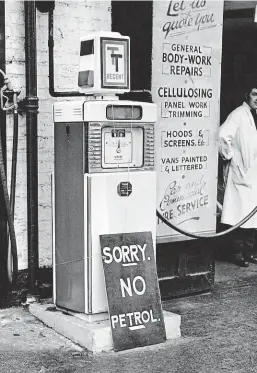  ?? Jedním z rizik, kterým Evropa může čelit, je podle Pavla Nováčka nedostatek ropy. Tato scéna se odehrála v listopadu 1956. FOTO PROFIMEDIA ?? Omlouváme se, benzin nemáme.