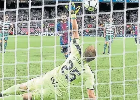  ?? TWITTER ?? De penal. Messi y el primero. Lo pateó arriba, a un costado.