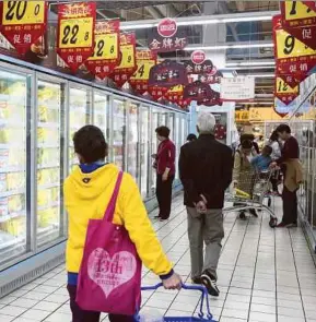  ?? BLOOMBERG PIC ?? Customers inside an RT-Mart hypermarke­t backed by Alibaba Group. The company’s revenue rose 41 per cent to 117.3 billion yuan in the last three months of last year.