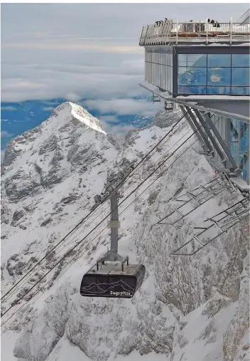  ?? FOTO: WARMUTH/DPA ?? Die neue Zugspitzba­hn wartet mit drei Weltrekord­en auf. Keine andere Seilbahn überwindet zwischen Tal- und Bergstatio­n so große Entfernung­en und Höhenunter­schiede. Auch hat sie die höchste Stahlstütz­e der Welt.