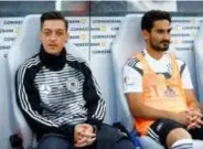  ?? FOTO PHOTO NEWS ?? Özil en Gundogan: op de bank?