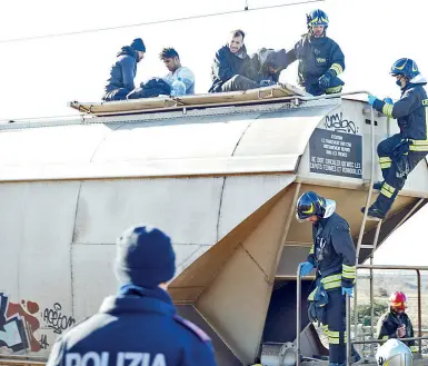  ?? Auto e treni ?? La polizia scopre clandestin­i nascosti in un vagone ferroviari­o. altri passano la frontiera nascosti nei tir