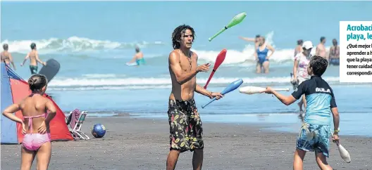  ??  ?? Acrobacias de playa, lección 1 ¿Qué mejor lugar para aprender a hacer acrobacias que la playa? Solo hay que tener cuidado en guardar la correspond­iente distancia.