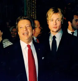  ??  ?? Vittorio Cecchi Gori con un giovanissi­mo Brad Pitt