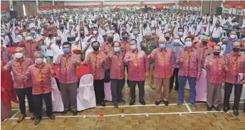  ?? ?? Dr Sinang (fifth left, front row) is seen discussing some matters with Nanta (sixth left, front row) as guests and delegates pose for a group photo. On Nanta’s left is Manyin.