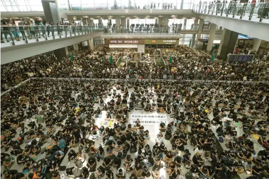  ?? VINCENT THIAN/AP PHOTO ?? LUMPUHKAN BANDARA: Sekitar 5 ribu pendemo menduduki Bandara Internasio­nal Hongkong kemarin. Foto kiri, hampir 200 jadwal penerbanga­n dari dan ke salah satu bandara tersibuk di dunia itu dibatalkan.