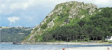  ?? | PHOTO : PIERRE SAULNIER / ARCHIVES OUEST-FRANCE ?? Le Grand-Rocher, situé au fond de la baie de Saint-Efflam, semble jaillir du massif boisé de 58 hectares, en contrebas.