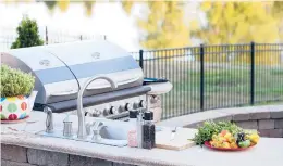  ?? DREAMSTIME ?? Pros say outdoor kitchens are popular outdoor additions.