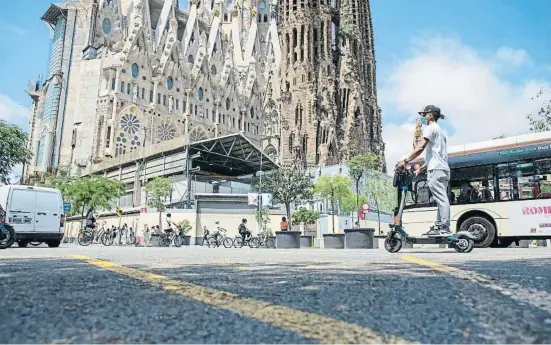  ?? Mané Espinosa ?? Últimament molta gent té dificultat­s per agafar un taxi en moltes de les parades més cèntriques, com ara la de la Sagrada Família